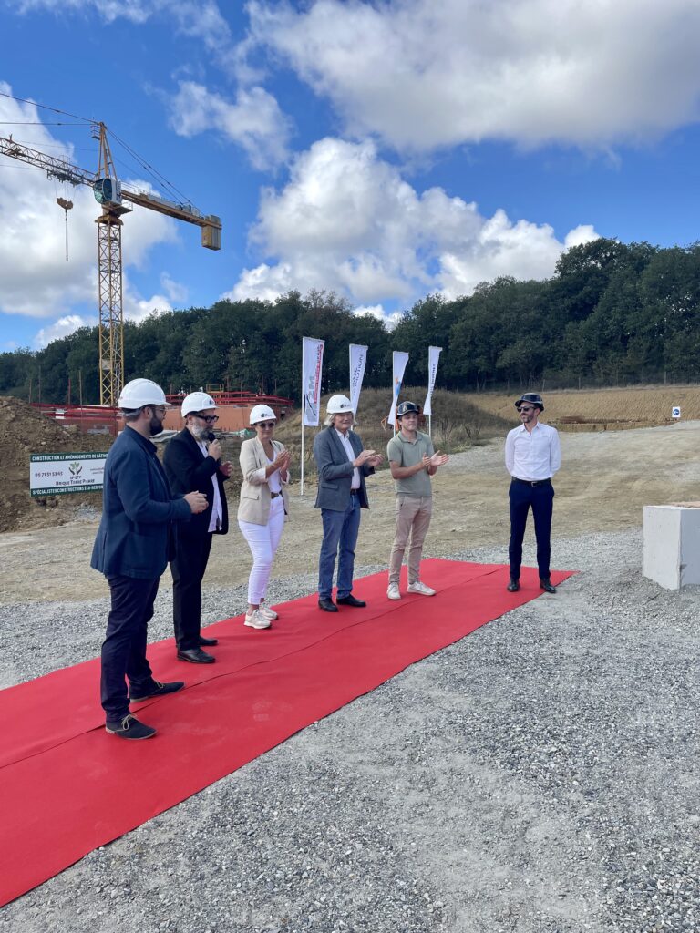 Présentation du projet avant la pose du bloc de terre crue.